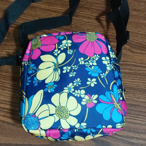 🆕 Floral Nylon Crossbody Bag - Picture 3 of 8